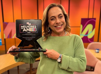 Cissa Guimarães com o troféu ganho pelo Sem Censura no Prêmio Melhores do Ano NaTelinha 2024 / Crédito: João Ramalho / TV Brasil