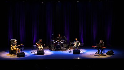 André Ribas e músicos no palco do Espaço Cultural BNDES / Crédito: Divulgação / TV Brasil