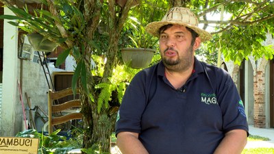 Júnior Magini, empreendedor socioambiental que cultiva frutas nativas ameaçadas de extinção / Crédito: Divulgação / TV Brasil