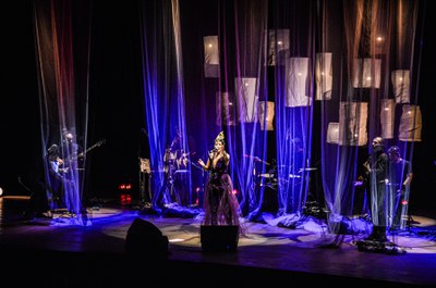 Mayra Clara solta a voz com clássicos sobre vingança no Cena Musical / Crédito: Cyntia C. Santos / Divulgação