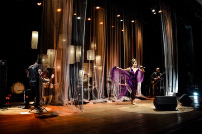 Mayra Clara canta sucessos sobre vingança no Cena Musical / Crédito: Cyntia C. Santos / Divulgação