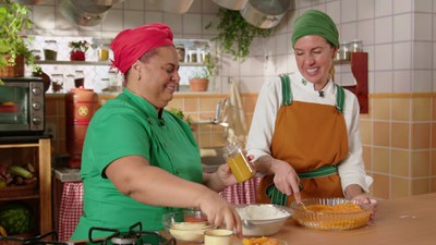 Apresentadora Regina Tchelly recebe chef Morena Leite no Xodó de Cozinha / Crédito: Divulgação / TV Brasil