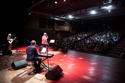 Danilo Caymmi e músicos no show "Andanças 50 anos" no Cena Musical, da TV Brasil / Crédito: André Telles / Espaço Cultural BNDES
