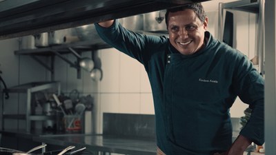 Chef Eudes Assis na série de culinária exibida na TV Brasil / Crédito: Produtora Brasileira de Arte e Cultura / Divulgação