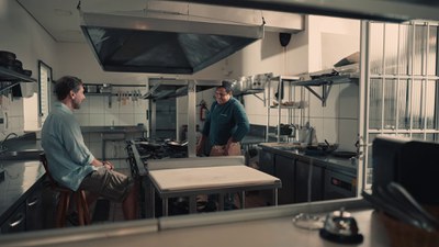 Apresentador Paulo Vitale e chef Eudes Assis na cozinha / Crédito: Produtora Brasileira de Arte e Cultura / Divulgação
