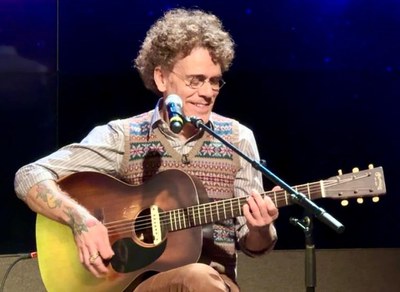Nando Reis apresenta seus sucessos no programa Sem Censura / Crédito: Raphael Lemos / TV Brasil