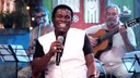 Neguinho da Beija-Flor solta a voz e canta sucessos no Samba na Gamboa, da TV Brasil