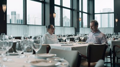 Chef Vanessa Silva no papo com o apresentador Paulo Vitale / Crédito: Produtora Brasileira de Arte e Cultura / Divulgação