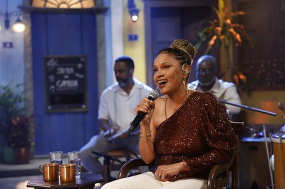 Teresa Cristina comanda a roda de samba do canal público / Crédito: Divulgação / TV Brasil