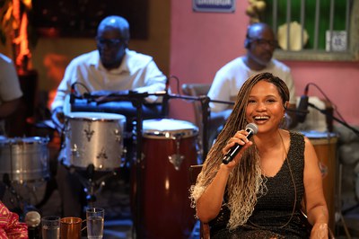 Teresa Cristina comanda a roda de samba do canal público / Crédito: Divulgação / TV Brasil