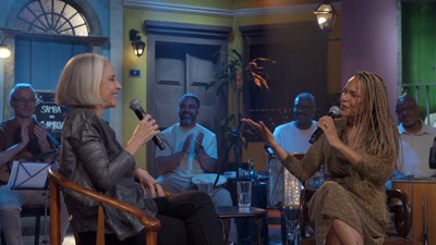 Cantora Olivia Byington e apresentadora Teresa Cristina no programa Samba na Gamboa / Crédito: Divulgação / TV Brasil
