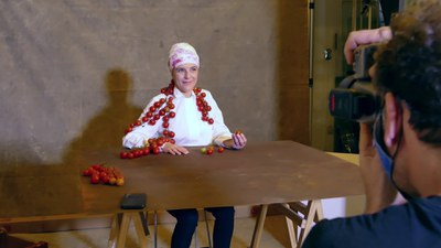 Chef Viviane Gonçalves sendo fotografada por Paulo Vitale / Crédito: Produtora Brasileira de Arte e Cultura / Divulgação