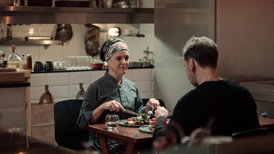 Chef Viviane Gonçalves faz refeição com Paulo Vitale / Crédito: Produtora Brasileira de Arte e Cultura / Divulgação