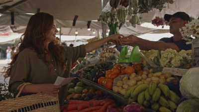 Apresentadora Mayana Neiva escolhe ingredientes na feira / Crédito: Divulgação / Novelo Filmes