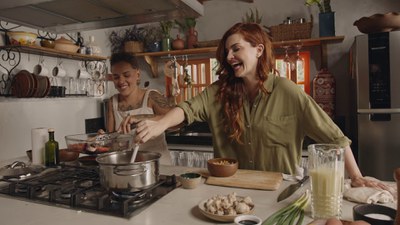 Chef Dani Lima e apresentadora Mayana Neiva preparam três receitas apetitosas / Crédito: Divulgação / Novelo Filmes