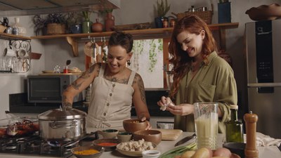 Chef Dani Lima e apresentadora Mayana Neiva preparam três receitas apetitosas / Crédito: Divulgação / Novelo Filmes