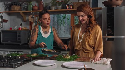 Chef Dani Lima e apresentadora Mayana Neiva fazem receitas veganas / Crédito: Novelo Filmes