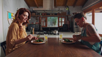 Chef Dani Lima e apresentadora Mayana Neiva experimentam pratos veganos / Crédito: Novelo Filmes