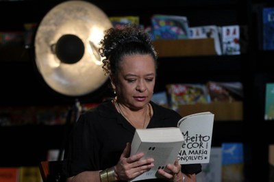 Ana Maria Gonçalves lê trecho do livro "Um Defeito de Cor" no Trilha de Letras, da TV Brasil / Crédito: Tânia Rego / Agência Brasil