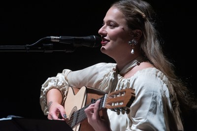 Alice Caymmi no show intimista e exclusivo no Cena Musical, da TV Brasil / Crédito: André Telles / Espaço Cultural BNDES