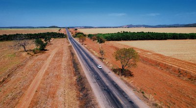 Bernardo Sayão e a Estrada Para Belém. Imagem aérea da Rodovia Belém-Brasília / Crédito: Divulgação / HB Videofilmes