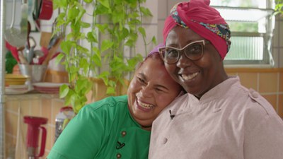 Apresentadora Regina Tchelly e chef Rosana Beatriz no Xodó de Cozinha / Crédito: Divulgação / TV Brasil