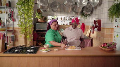 Apresentadora Regina Tchelly e chef Rosana Beatriz no Xodó de Cozinha / Crédito: Divulgação / TV Brasil
