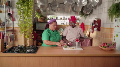 Apresentadora Regina Tchelly e chef Rosana Beatriz no Xodó de Cozinha / Crédito: Divulgação / TV Brasil