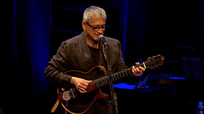 Zé Renato interpreta obras do álbum "Quando a Noite Vem" / Crédito: Divulgação / TV Brasil