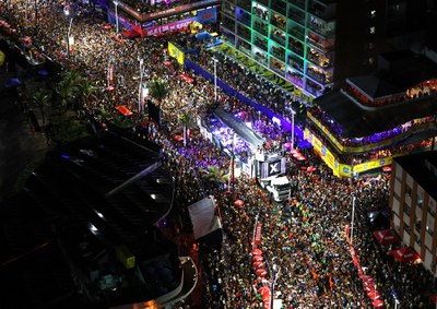 Carnaval de Salvador com fotos aéreas da folia nas ruas / Crédito: Manu Dias / GOVBA