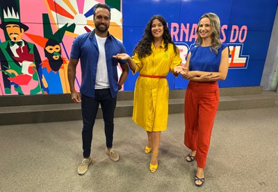 Tiago Alves, Bia Aparecida e Flávia Grossi apresentam o desfile das escolas de samba da Série Prata / Crédito: Rodrigo Peixoto / TV Brasil Tiago Alves, Bia Aparecida e Flávia Grossi apresentam o desfile das escolas de samba da Série Prata / Crédito: Rodrigo Peixoto / TV Brasil